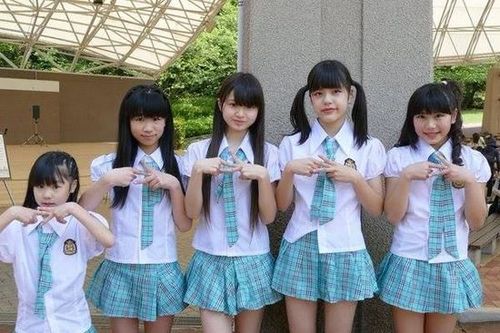 日本小学生女团走红性感照