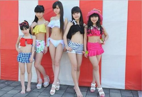 日本小学生女团走红性感照